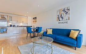 Spacious 2 Bedroom Apartment-City Centre - Free Parking- Sleeps 5